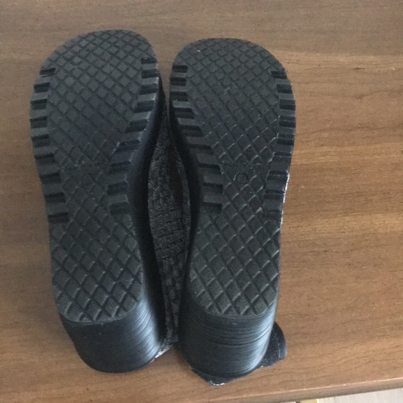 Silver & Black Wedge Slip-On : Size 8 - Picture 4 of 10